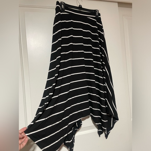🖤🤍Black & White Stripes Hankerchief Skirt🖤🤍 - Picture 5 of 5